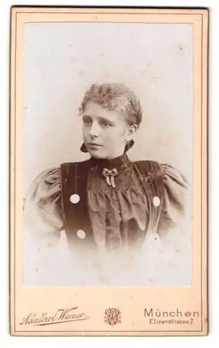 Fotografie Adalbert Werner, München, Elisenstr. 7, Portrait junge Frau im prunkvollen Kleid mit Brosche