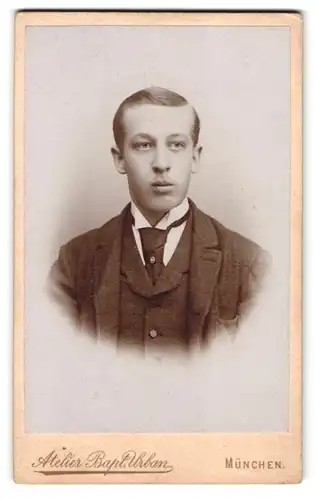 Fotografie Bapt. Urban, München, Dachauerstr. 25, Portrait junger Mann im Anzug mit Schlips