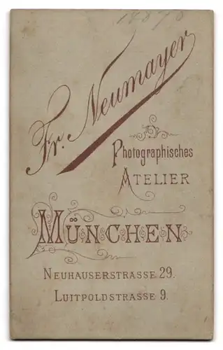 Fotografie Fr. Neumayer, München, Neuhauserstr. 29, Portrait Herr im dunklen Anzug mit Vollbart