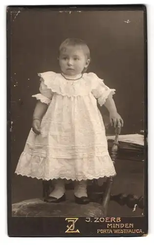 Fotografie J. Zoerb, Minden, Marienwallstr. 1, Portrait kleines Mädchen im weissen Kleid mit Halskette