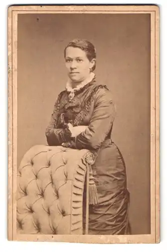 Fotografie Louis Fricke, Herford, Bäckerstr. 677, Portrait junge Frau im Biedermeierkleid mit Spitzenkragen