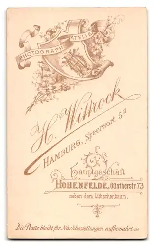 Fotografie H. Wittstock, Hamburg, Speersort 5, Portrait Kleinkind im weissen Kleid liegt im Stuhl