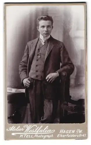 Fotografie Atelier Westfalia, Hagen i. W., Elberfelderstr. 47, Portrait junger Knabe im Anzug mit Weste