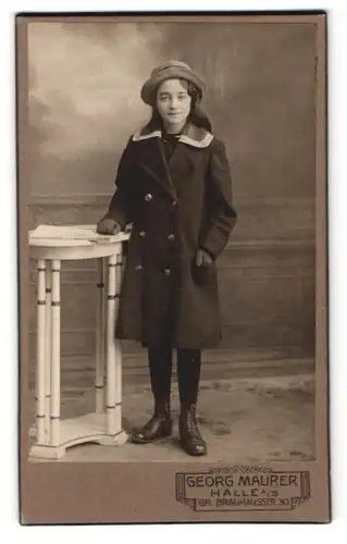 Fotografie Georg Maurer, Halle a. S., Gr. Brauhaustr. 30, Portrait hübsche junge Frau im Marinemantel mit Hut