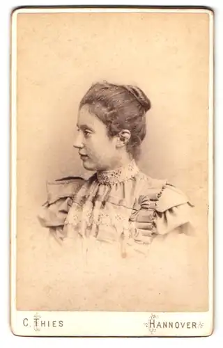 Fotografie C. Thies, Hannover, Höltystr. 13, Portrait junges Mädchen im Kleid mit Hochsteckfrisur
