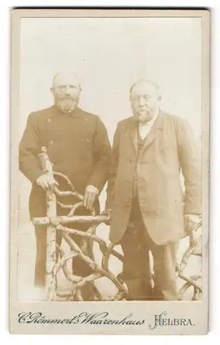 Fotografie C. Römmert, Helbra, Portrait zwei ältere Herr in Anzügen mit Vollbart