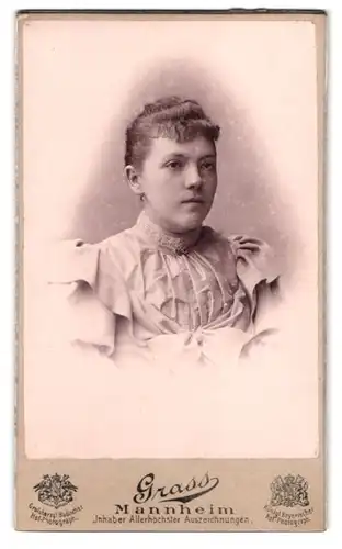 Fotografie Grass, Mannheim, Portrait junge Frau im Kleid mit Puffärmeln