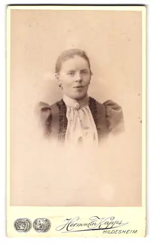 Fotografie Hermann Kapps, Hildesheim, Bernwarderstr. 5, Portrait Frau im Biedermeierkleid mit Puffärmeln