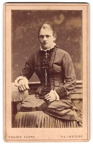 Fotografie Eduard Kühne, Helmstedt, Neumärkerstr. 279, Portrait junge Frau im Biedermeierkleid mit Kreuzkette