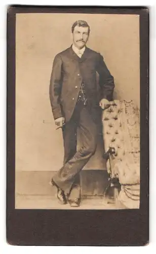 Fotografie Fotograf und Ort unbekannt, Portrait Mann im Anzug mit Zigarre, Oberlippenbart