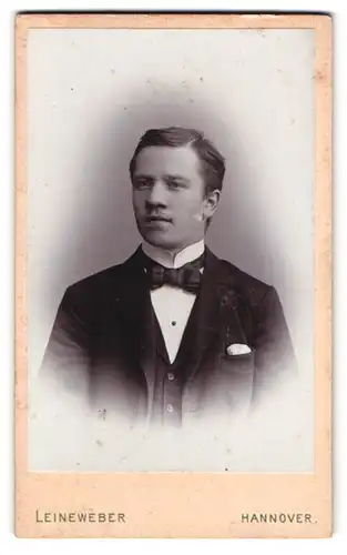 Fotografie Georg Leinweber, Hannover, Georgstr. 30, Portrait junger Mann im feinen Anzug mit Fliege