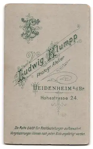 Fotografie Ludw. Klumpp, Heidenheim a. d. Br., Hohestr. 24, Portrait Herr im Anzug mit Bürstenhaarschnitt