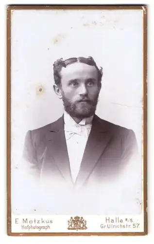 Fotografie E. Motzkus, Halle a. S., Gr. Ulrichstr. 57, Portrait Mann im Anzug mit weisser Fliege und Mittelscheitel