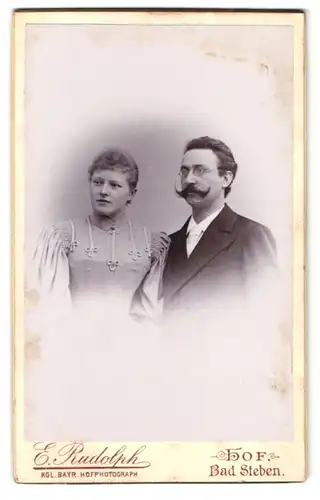 Fotografie E. Rudolph, Hof, Lorenzstr. 3, Portrait Eheleute im Kleid und Mann im Anzug mit Moustache