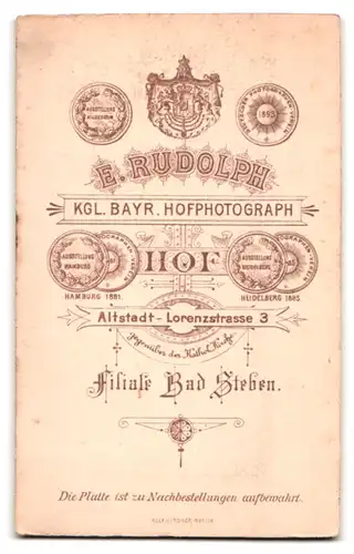 Fotografie E. Rudolph, Hof, Lorenzstr. 3, Portrait Eheleute im Kleid und Mann im Anzug mit Moustache