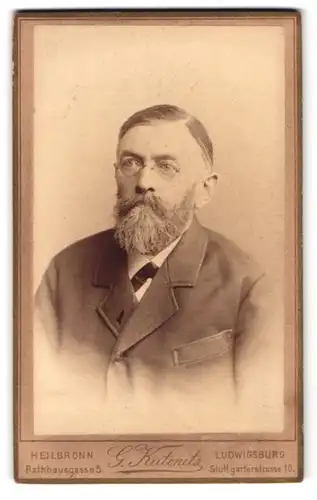 Fotografie G. Kutenits, Heilbronn, Rathausgasse 5, Portrait älterer Herr im Anzug mit Vollbart