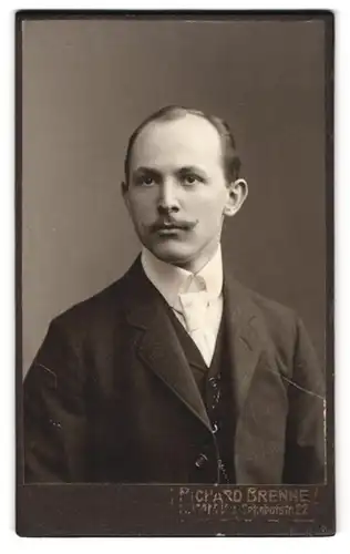 Fotografie Richard Brenne, Hamm i. W., Bahnhofstr. 22, Portrait Mann im Anzug mit weissem Schlips