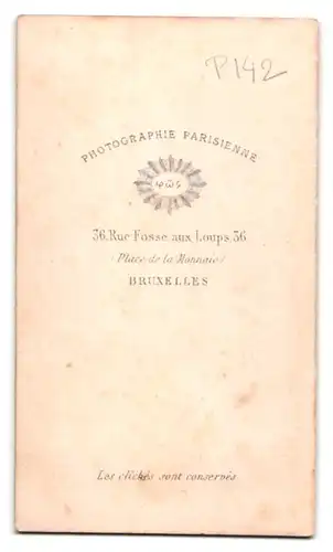 Fotografie Delabarre & Cie., Bruxelles, Rue Fosse aux Loups 36, Portrait Kleinkind sitzt im grossem Sessel