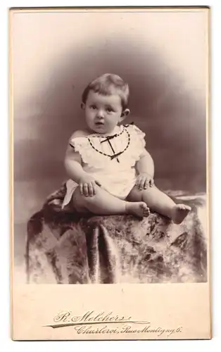 Fotografie R. Melchers, Charleroi, Portrait kleiner Junge im mit vorgehaltenem Kleid