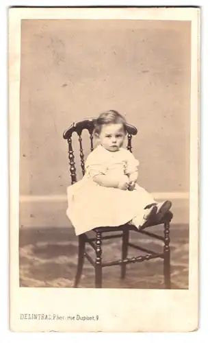 Fotografie Delintraz, Paris, kleiner Junge Jules im weissen Kleid auf einem Stuhl sitzend