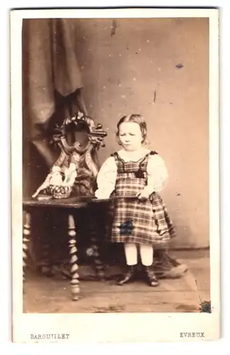 Fotografie Barouillet, Evreux, Rue Chartraine 46, Portrait kleines Mädchen im karierten Kleid