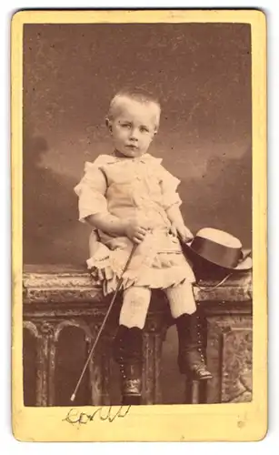 Fotografie L. H. Zeyen, Liege, Place St, Jean, Portrait kleines Mädchen im Kleid mit Hut und Stock
