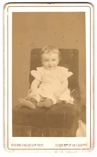 Fotografie Etienne Carjat & Cie., Paris, Rue Notre Dame de Lorette, Portrait Kleinkind im Kleid auf Stuhl sitzend