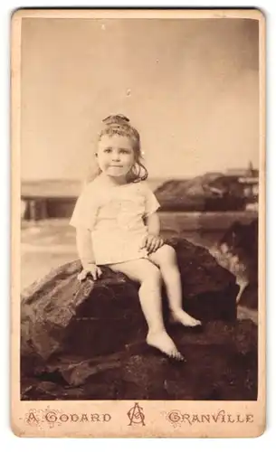 Fotografie A. Godard, Granville, Rue des Moulins 61, Portrait halbnacktes Mädchen sitzt auf Felsen vor Studiokulisse