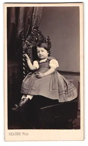 Fotografie Beaune, Chateau-Thierry, Avenue des Petits-Pres, Portrait Mädchen im Kleid sitzt auf einem Stuhl