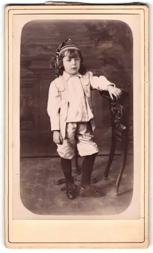 Fotografie Fr. Müller, Braine-le-Comte, Rue de la Station 88, Portrait kleiner Junge im Kostüm zu Fasching