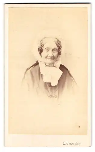 Fotografie E. Cramolini, Wien, Technikerstr. 1, Portrait alte Frau mit Haube und Zöpfen