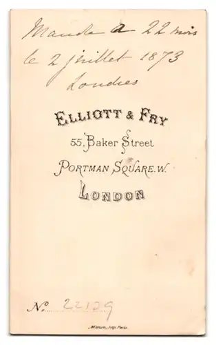 Fotografie Elliott & Frey, London, Baker Street 55, Portrait Mädchen Maude im weissen Kleid auf einem Sessel