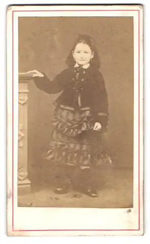 Fotografie F. Bemblon, Verviers, Portrait junges Mädchen im schwarzen Kleid mit Locken
