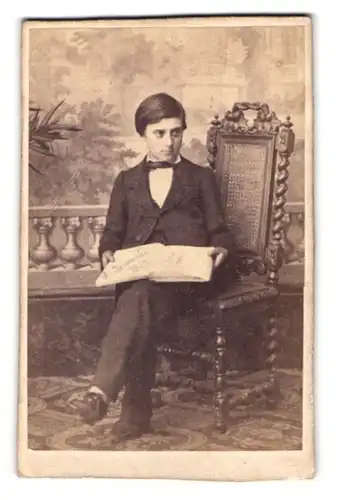 Fotografie Fotograf und Ort unbekannt, Portrait junger Knabe im Anzug mit Buch in der Hand