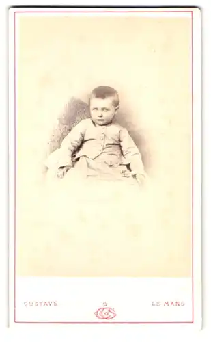 Fotografie Gustave, Le Mans, Portrait kleiner Junge im Anzug