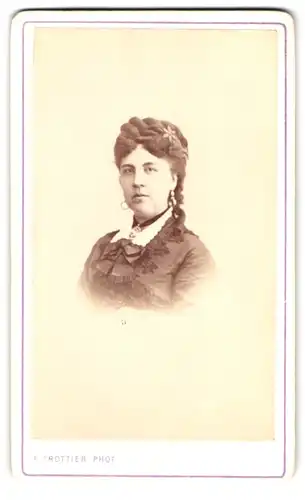 Fotografie F. Trottier, Clermont, Place Delille 12, Portrait Dame im Kleid mit Locken