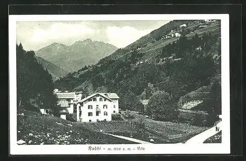 AK Rabbi, Dorf im Tal gelegen