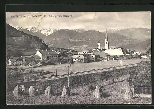 AK S. Lorenzo, Ortspartie mit Bahndamm und Kirche