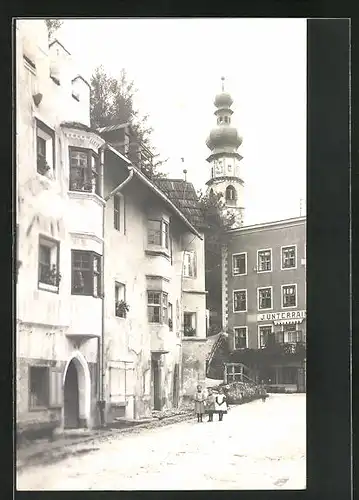 AK Bruneck, Mädchen vor einem Haus stehend, Handlung von J. Unterrain