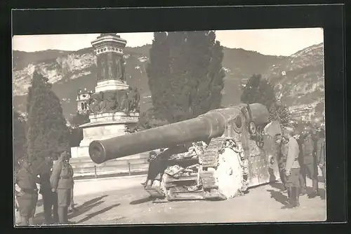 Foto-AK Trento, Geschütz mit Soldaten in Uniform neben einem Denkmal
