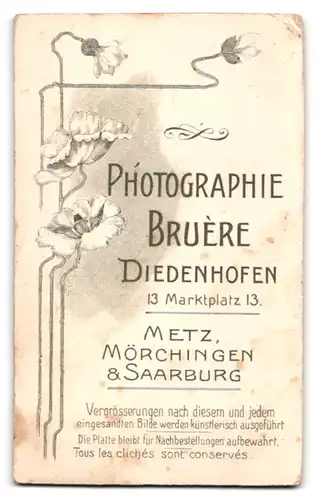 Fotografie Bruère, Diedenhofen, Marktplatz 13, Niedlicher Säugling im weissen Kleid