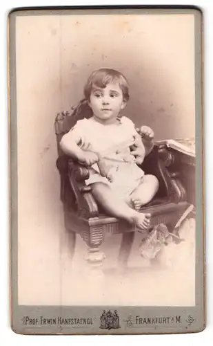 Fotografie Prof. Erwin Hanfstaengl, Frankfurt a. Main, Süsser Junge mit Spielzeug auf dem Stuhl