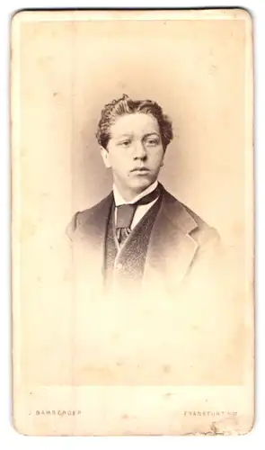 Fotografie J. Bamberger, Frankfurt am Main, Junghofstrasse 24, Portrait junger Mann mit locker gebundener Krawatte