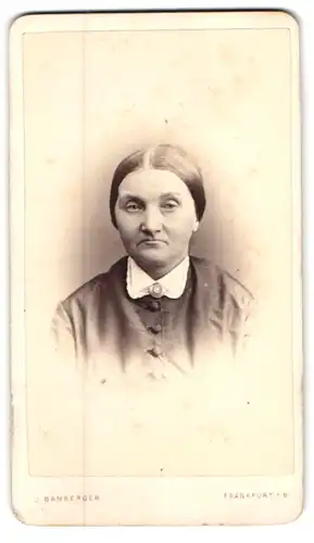 Fotografie J. Bamberger, Frankfurt am Main, Portrait grimmige Dame im geknöpften Kleid
