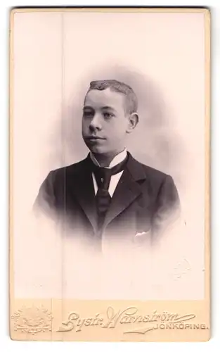 Fotografie Systr. Warnström, Jönköping, Portrait Junger Mann im schwarzen Anzug mit Krawatte