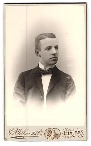 Fotografie G. Mellquist, Örebro, Portrait Junger Mann mit Seitenscheitel und Fliege