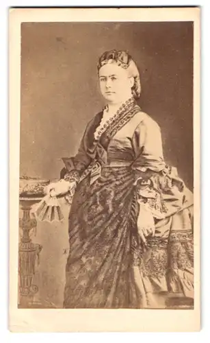 Fotografie Teruel, Paris, Rue Kleber 84, Portrait Dame im Kleid mit Fächer