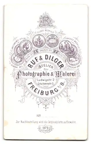 Fotografie Ruf & Dilger, Freiburg i. B., Portrait hübsche junge Frau im Kleid liest ein Buch