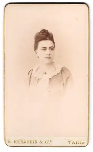 Fotografie G. Renaudin & Cie., Paris, Cite du Retiro 19, Portrait junge Frau im hellen Kleid mit Spitzenkragen