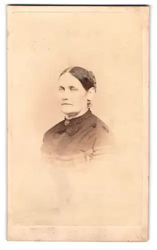 Fotografie Outley & Bell, St. Louis, No. 114 N. 40 St., Portrait ältere Dame im Kleid mit Dutt